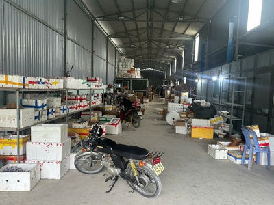 Cho thuê kho 700m tại quận 12 có sẵn 5 phòng làm việc, máy lạnh, xe tải 10 tấn vào tận nơi 3