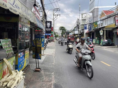 Sang tiệm nước chuối chiên sát 2 trường đại học và cao đẳng, đường cực đông sinh viên, tel : 2