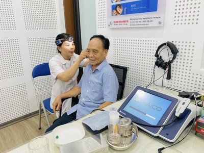 Nghe kém một chút thôi mà chắc chưa cần đeo máy đâu 0