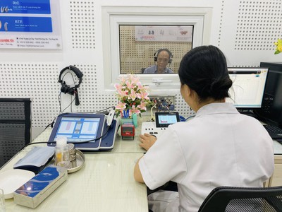 Nghe kém một chút thôi mà chắc chưa cần đeo máy đâu 2