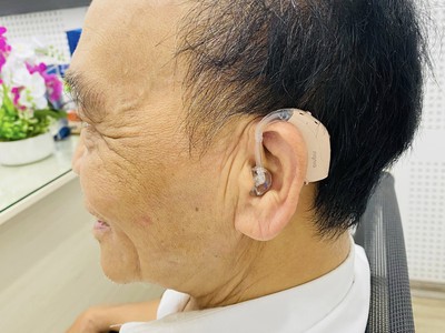 Nghe kém một chút thôi mà chắc chưa cần đeo máy đâu 3