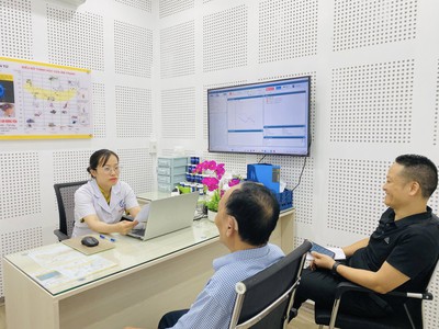 Nghe kém một chút thôi mà chắc chưa cần đeo máy đâu 4