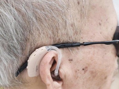 Dù đôi mắt không còn sáng rõ, bác vẫn muốn đôi tai mình được lắng nghe trọn vẹn 4