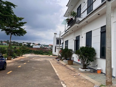 Bán 151m2 đất mặt tiền khu phân lô chữ u liên nghĩa đức trọng lâm đồng 1 tỷ 4 4
