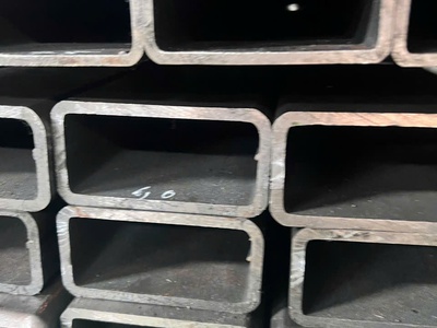 Có sẵn: 1000 tấn sắt hộp dày 5li-14li 1