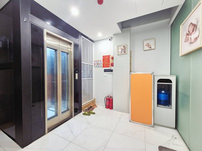 Bán nhà Mặt ngõ Hoàng Văn Thái, đường trước nhà rộng 8m, ô tô tránh, vỉa hè rộng 0