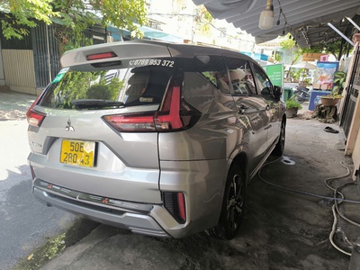 Xe em Mitsubishi Xpander đời 2025, màu xám, biển vàng. Xe đã chạy gần 45.000 km. 2