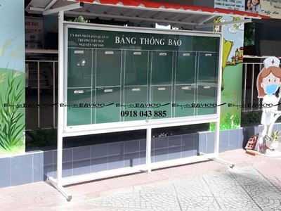 Bảng Thông Báo Cửa Kính Gắn Khóa Có Mái Che Chân Di Động - Giaỉ Pháp Bảo Vệ Thông Tin Ngoài Tời 0