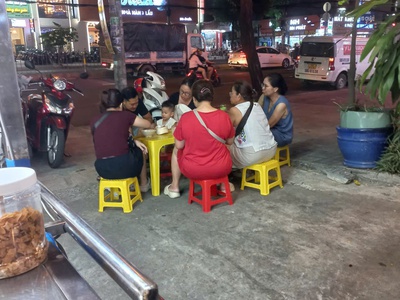 Bình tân sang kiot bán kem đẹp lắm , vỉa hè rộng sang giá rẻ : 9 tr, khu tên lửa, tel : 4