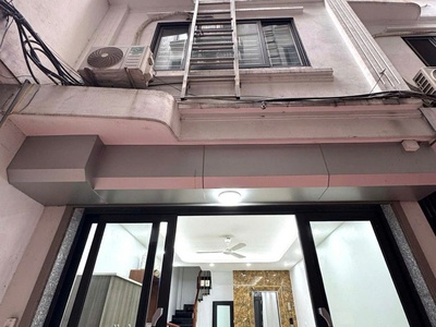 Bán nhà ngay Ngã Tư Hoàng Quốc Việt, 33m2,MT4.7m, 6T, thang máy, ở cực đẹp, chỉ 10.x tỷ 1