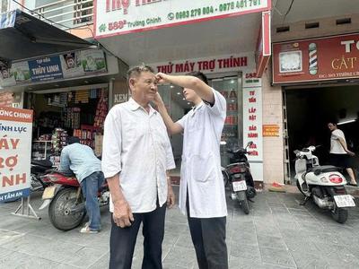 Bác tưởng máy hỏng Nhưng thực ra đôi tai đã thay đổi sau 6 năm 1
