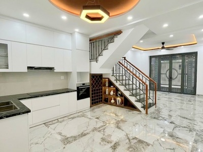 Cần bán nhà vài bước ra BỜ KÈ, gần 50m2, kết cấu chắc chắn, đẹp, vô ở ngay 1