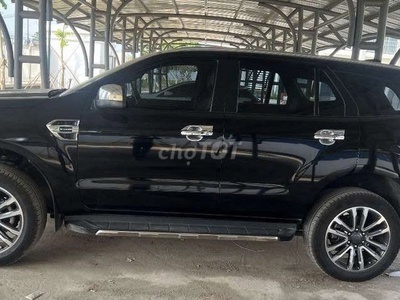 Ford Everest 2022 7 chỗ màu đen 1