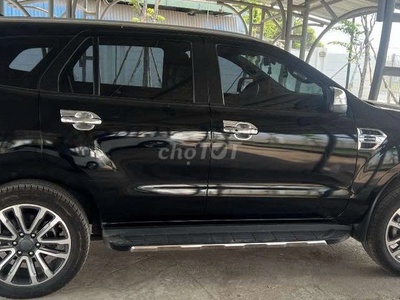 Ford Everest 2022 7 chỗ màu đen 3