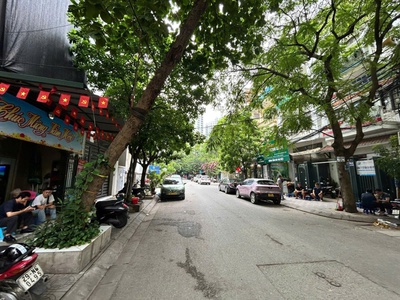 Bán nhà phân lô lạc trung 4 tầng dân xây vỉa hè ô tô tránh hai bà trưng 4