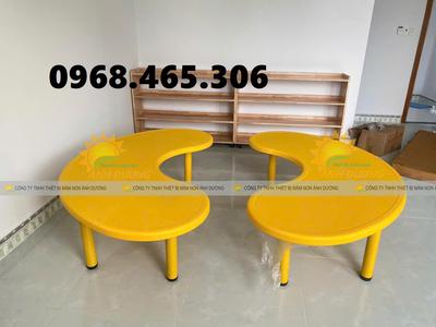 Bàn vòng cung mầm non, bàn bán nguyệt cho bé mầm non 1