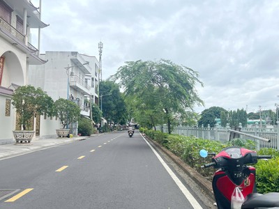 Nhà 4 tầng nở hậu l mặt tiền view bờ kè lò gốm p12q6. giá: 8.4 tỷ 4