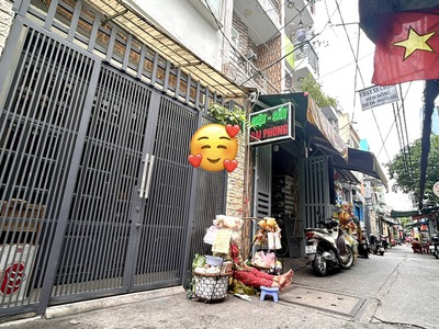 Nhà bán 5 đồng 8- 38.3m2- đ.đoàn văn bơ- gần chợ 200 đ.xóm chiếu- ra tôn đản- vĩnh khánh- hoàng 1