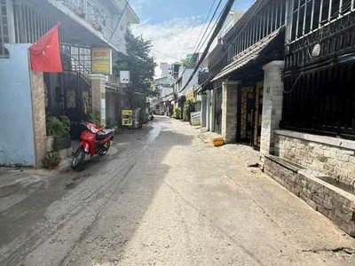 Bán nhà ngay chợ lý phục man hẻm đôi 5m chỉ cách chợ 17m 0
