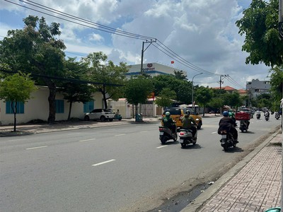 Bán nhà 1529 huỳnh tấn phát phường phú thuận, quận 7 0