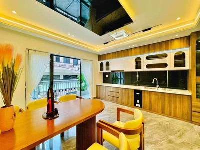 Phố việt hưng 10 tỷ thang máy,50m sổ đỏ long biên 2