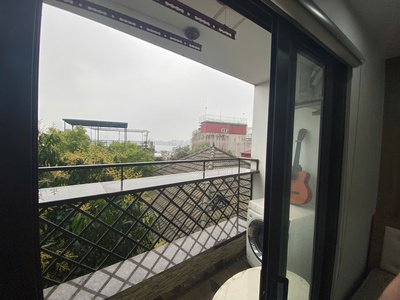 Cho thuê căn hộ Phố Trích Sài, Tây Hồ, tầng cao ban công view thoáng 1 phút đi bộ tới hồ. Chỉ 7tr 6
