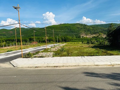 Chủ cần bán lô đất Phường Hòa Tiến. Diện tích 120m2. Đường oto rộng rãi. Giá 1ty330/lô 0