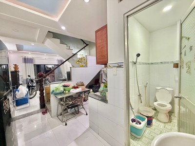 4.1 tỷ hiếm lô góc ngay chợ hiệp bình 2 tầng - 2pn gần gigamall thủ đức 2