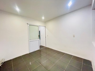 Cách nhà hát lớn ch,ỉ vài trăm mét chưa đến 2tỷ mà có căn nhà 3 tầng sạch sẽ về ở ng,ay 1