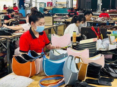 Sản xuất ví, thắt lưng, túi theo thiết kế riêng của thương hiệu 3