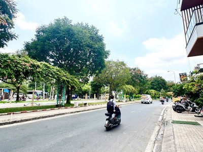 Nhà to nhà bé miễn đẹp là được2p qua tân phú,2 tầng,2pn,tặng nội thất. giá nhỉnh 5 tỷ 0