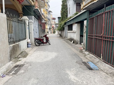 Cần bán 136,76m2 đất ngõ 51 Phố Giang Biên. Đường thông ô tô, gần trường chợ 0