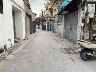 Cần bán 136,76m2 đất ngõ 51 Phố Giang Biên. Đường thông ô tô, gần trường chợ 1