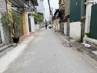 Cần bán 136,76m2 đất ngõ 51 Phố Giang Biên. Đường thông ô tô, gần trường chợ 3