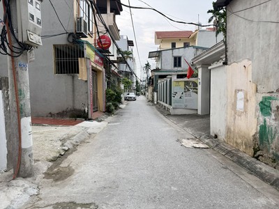Cần bán 136,76m2 đất ngõ 51 Phố Giang Biên. Đường thông ô tô, gần trường chợ 4