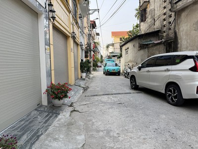 Cần bán 136,76m2 đất ngõ 51 Phố Giang Biên. Đường thông ô tô, gần trường chợ 5