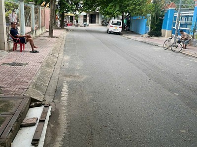 Nhà 2 tuâng ngô chí quốc hẻm 5m gia 4ty 400 0