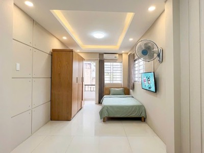 Cận vách nguyễn tri phương quận 10 - nhà 5 tầng kiên cố - trước nhà thông thoáng 2