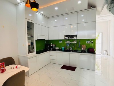 Bán nhà kdc gia hòa bình hưng, gần các trường đại học, 100m2, 3 tầng, giá 5,99tỷ 0