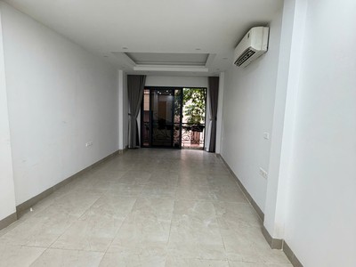 Cho thuê nhà 6 tầng có thang máy đầm trấu, hai bà trưng 4