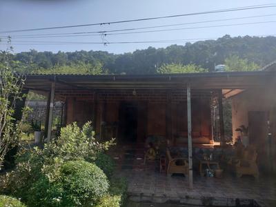 Bán lô đất 615m2 140m2 tc, có 1 nhà cấp 4 xây 60m2, có 1 nhà gỗ lợp tôn còn tốt, khoảng 100m2 0