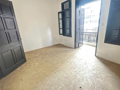 Cho thuê nhà phân lô ngõ 180 Hoàng Quốc Việt - Dt 50m2 x 5 tầng mỗi tầng 2 phòng đủ Đh, Ngõ để ôtô 7