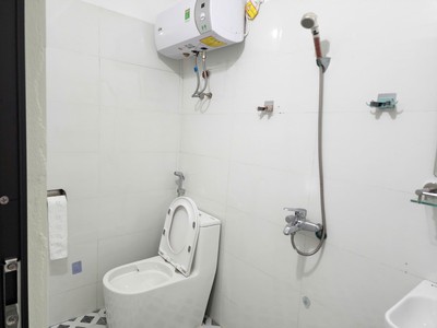 Cho thuê nhà mặt phố Văn Cao, DT: 45m2, 4 p.ngủ. 2