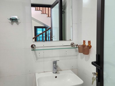 Cho thuê nhà mặt phố Văn Cao, DT: 45m2, 4 p.ngủ. 3
