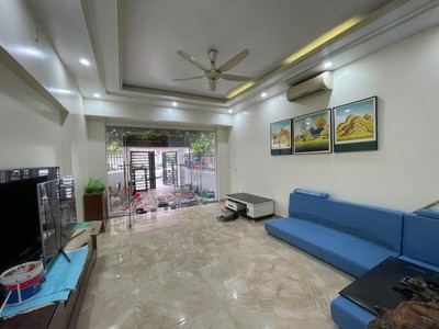 Cho thuê nguyên căn sân cổng phố Văn Cao, DT: 90m2, 4 ngủ khép kín. 0