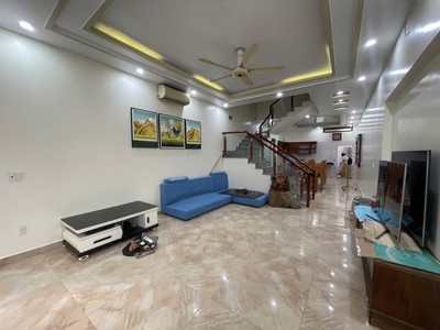 Cho thuê nguyên căn sân cổng phố Văn Cao, DT: 90m2, 4 ngủ khép kín. 2