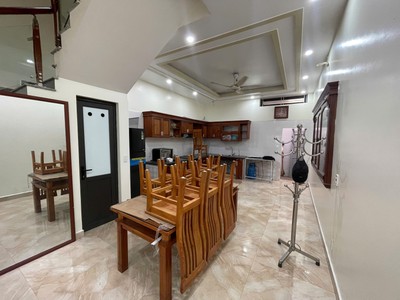 Cho thuê nguyên căn sân cổng phố Văn Cao, DT: 90m2, 4 ngủ khép kín. 3
