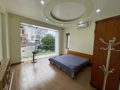 Cho thuê nguyên căn sân cổng phố Văn Cao, DT: 90m2, 4 ngủ khép kín. 4