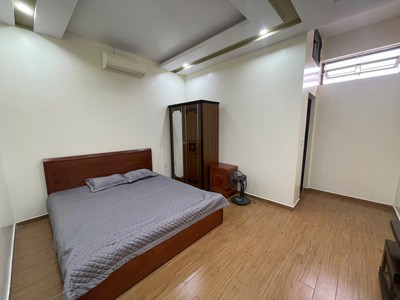 Cho thuê nguyên căn sân cổng phố Văn Cao, DT: 90m2, 4 ngủ khép kín. 5