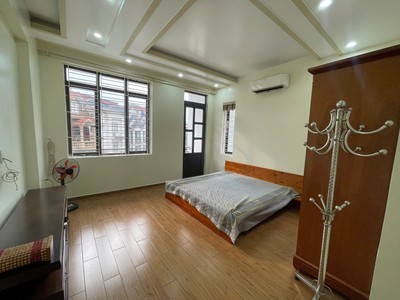 Cho thuê nguyên căn sân cổng phố Văn Cao, DT: 90m2, 4 ngủ khép kín. 6